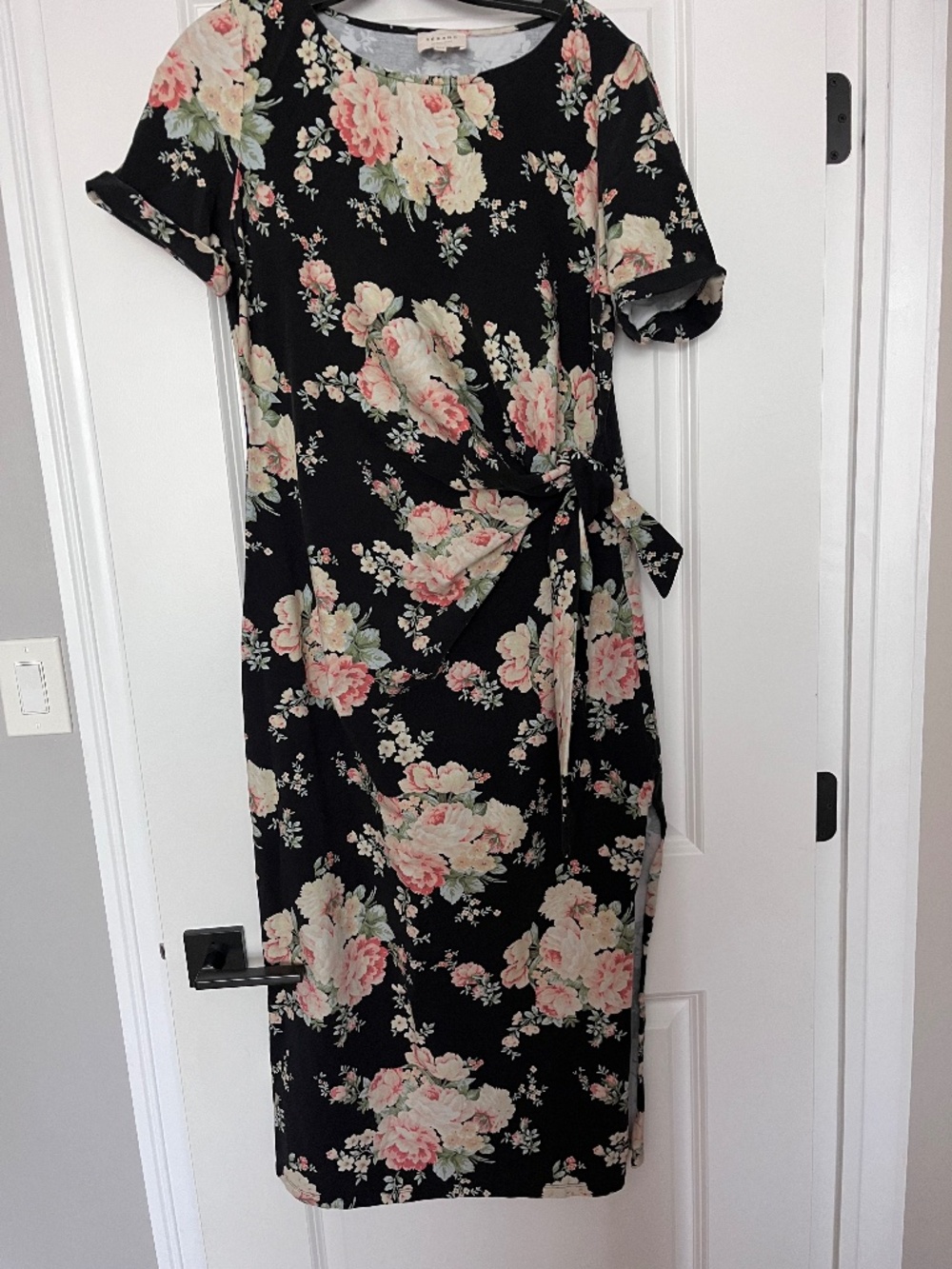 Sézane signature Pippa dress in black with rose print